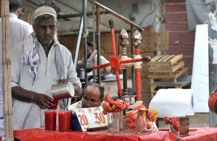 راولپنڈی: ریڑھی بان گاہکوں کو متوجہ کرنے کے لیے انار کا جوس ..