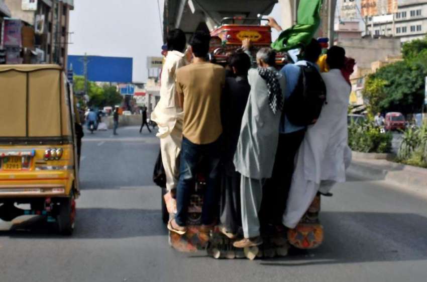 راولپنڈی: ٹریفک پولیس کی نا اہلی، مری روڈ لوکل روٹ پر چلنے ..