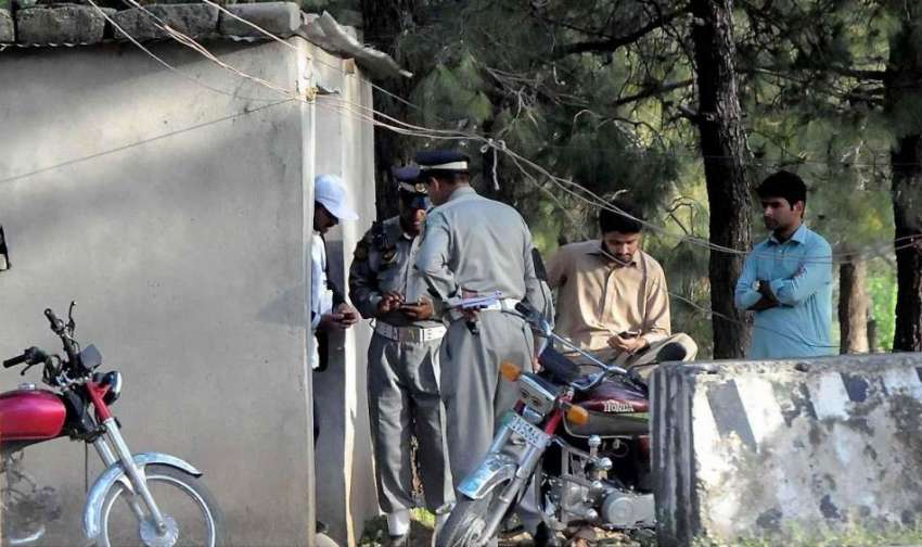 اسلام آباد: ٹریفک پولیس اہلکاروں نے مشکوک موٹر سائیکل سواروں ..