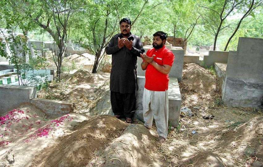 فیصل آباد: محرم الحرام کے پیش نظر دو افراد اپنے پیاروں کی ..