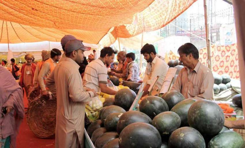لاہور: سستے رمضان بازار سے شہری پھل خرید رہے ہیں۔