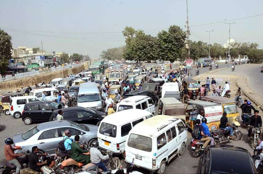 کراچی: نمائش چورنگی پر شدید ٹریفک جام کا منظر۔