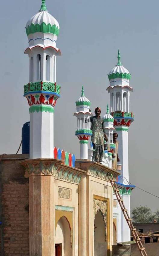 ملتان: مزدور رمضان کے پیش نظر مسجد کو پینٹ کر رہے ہیں۔