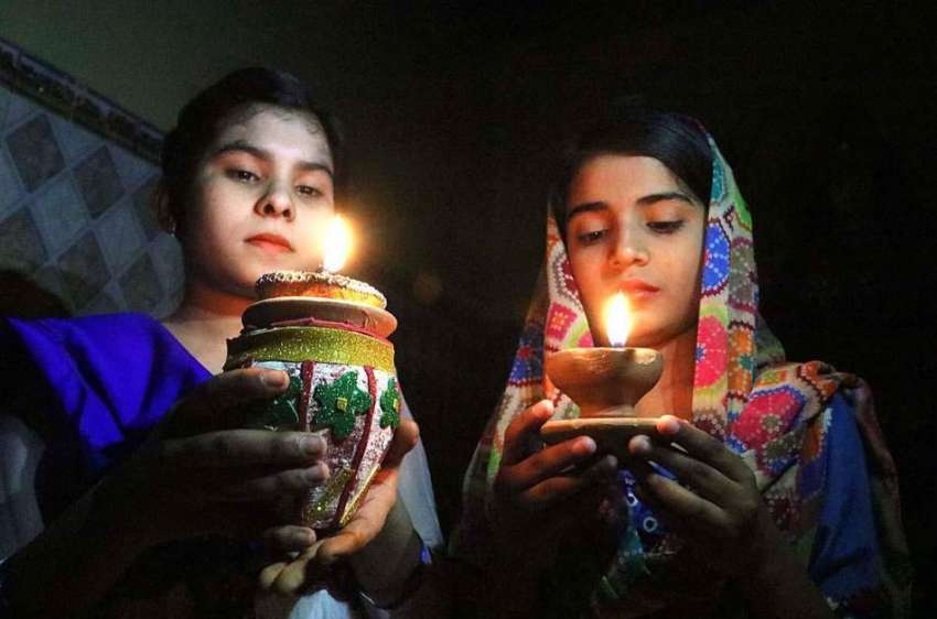 حیدر آباد: ہندو بچیاں دیوالی فیسٹیول کے دوران مذہبی رسومات ..
