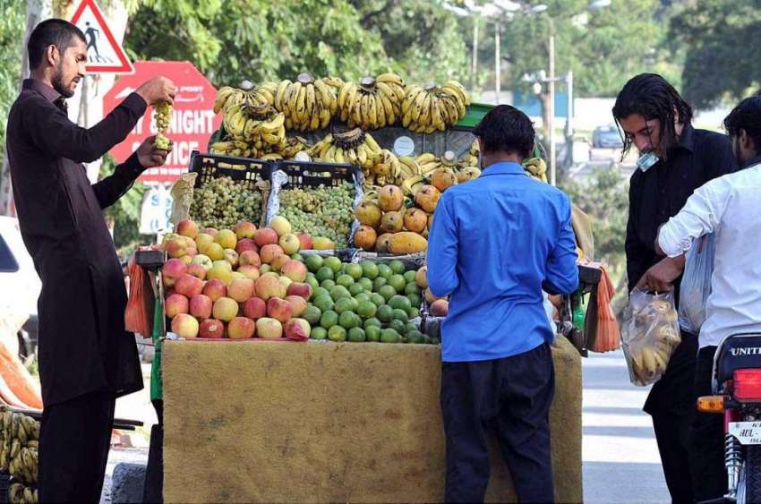 اسلام آباد: دکاندار گاہکوں کو متوجہ کرنے کے لیے تازہ فروٹ ..