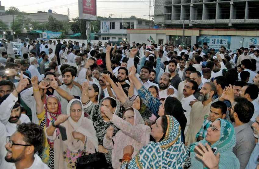 راولپنڈی: مسلم لیگی خواتین کارکن عدالتی فیصلے کے خلاف مری ..
