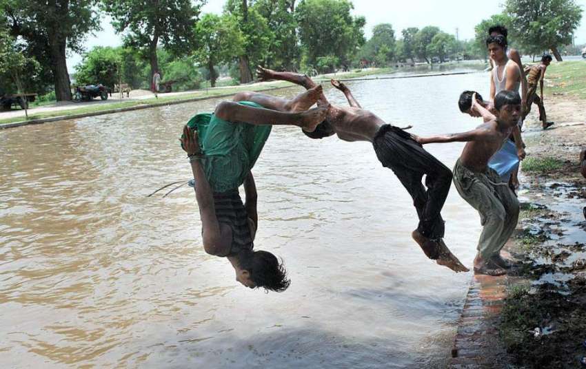 ملتان: نوجوان گرمی کی شدت کم کرنے کے لیے نہر میں نہا رہے ہیں۔
