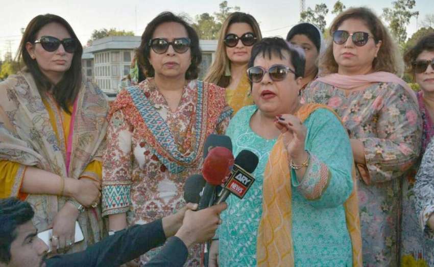 لاہور: تحریک انصاف کی سینئر رہنما ڈاکٹر شیریں مزاری، منزہ ..