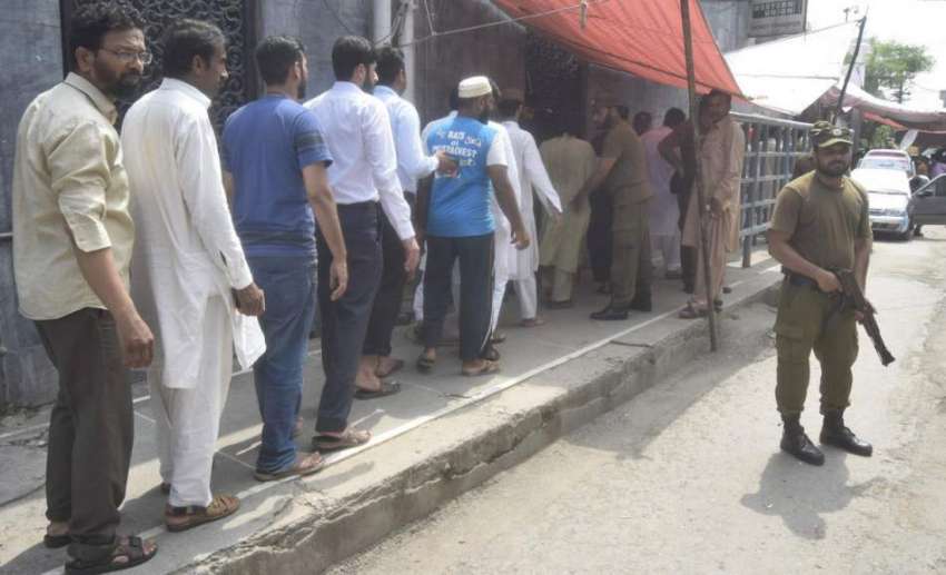 لاہور: داتا دربار مسجد میں نماز جمعہ کی ادائیگی کے لیے آنیوالے ..