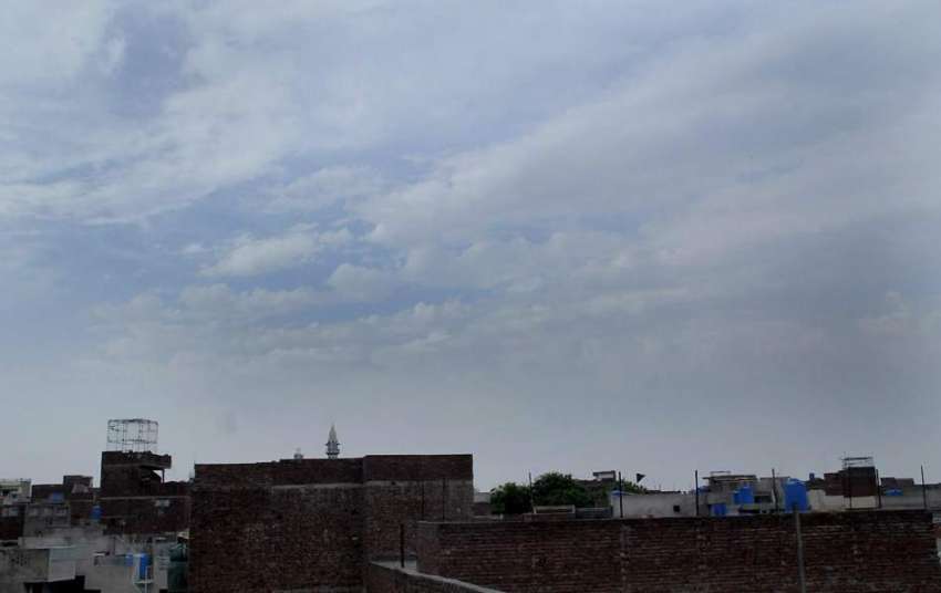لاہور: صوبائی دارالحکومت پر چھائے بادلوں کا منظر۔