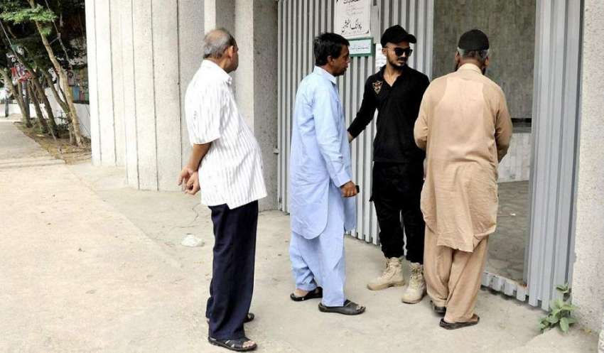 کراچی: عام انتخابات 2018  کراچی کے ایک پولنگ اسٹیشن میں ووٹرز ..