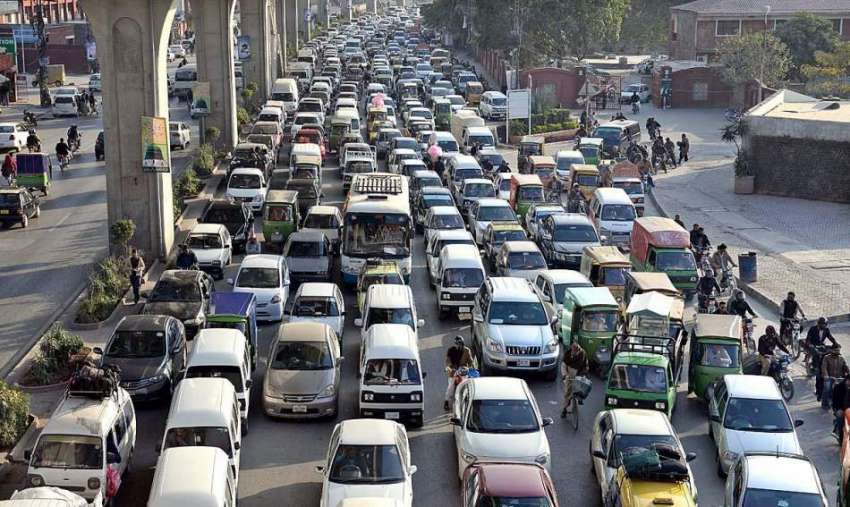 راولپنڈی: مری روڈ پر بد ترین ٹریفک جام کا منظر۔