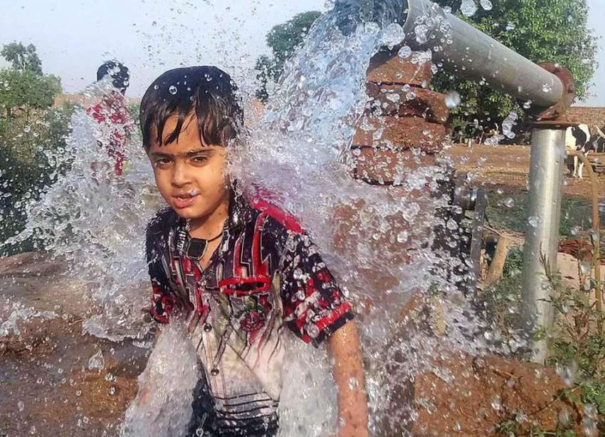 سرگودھا: ایک بچہ گرمی کی شدت کم کرنے کے لیے ٹیوب ویل کے پانی ..