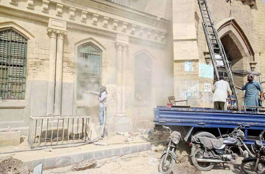 کراچی: ایمپرس مارکیٹ کے سامنے ملبہ اٹھائے جانے کے بعد عمارت ..