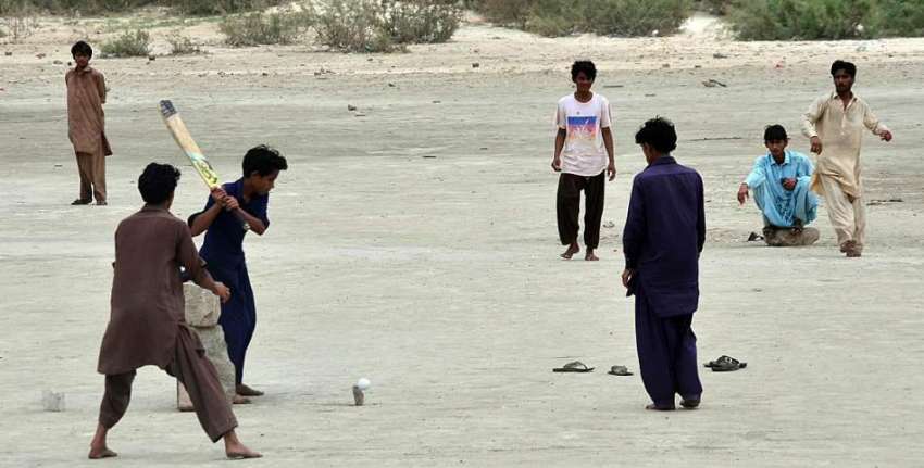 حیدر آباد: نوجوان جی ٹی سی گراؤنڈ میں کرکٹ کھیل رہے ہیں۔