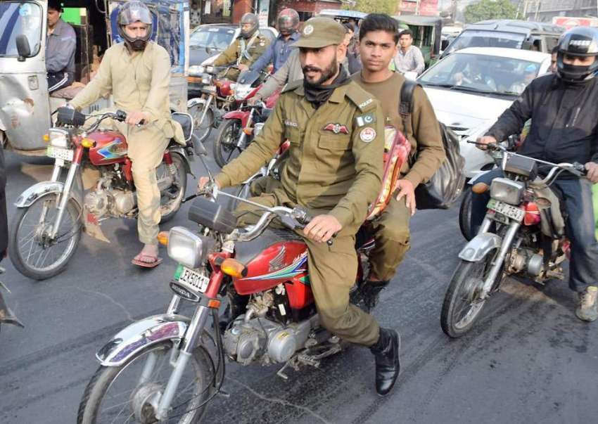 لاہور: موٹر سائیکل سوار پولیس اہلکار بغیر ہیلمٹ سفر کررہے ..