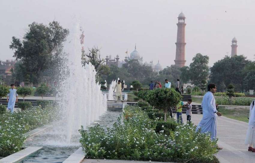 لاہور: گریٹر اقبال پارک میں لگے فوارے خوبصورت منظر پیش کر ..