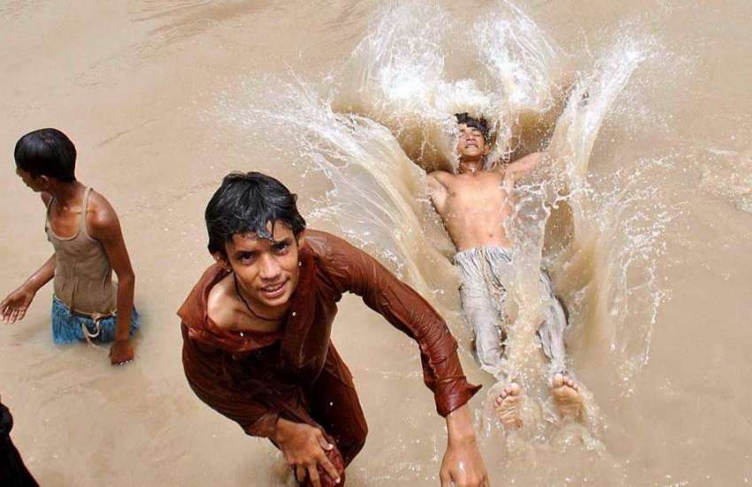 راولپنڈی: نوجوان گرمی کی شدت سے بچنے کے لیے نہر میں نہارہے ..