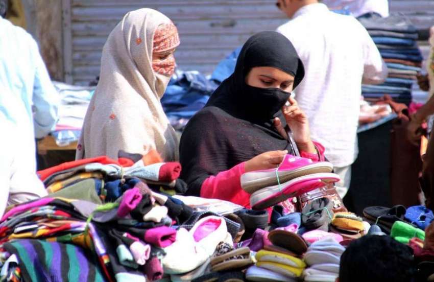 حیدر آباد: خواتین جوتے اور گرم کپڑے پسند کررہی ہیں۔