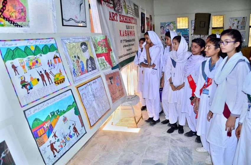 حیدر آباد: طالبات مہران آرٹس کونسل میں (بلیک ڈے آف کشمیر) ..