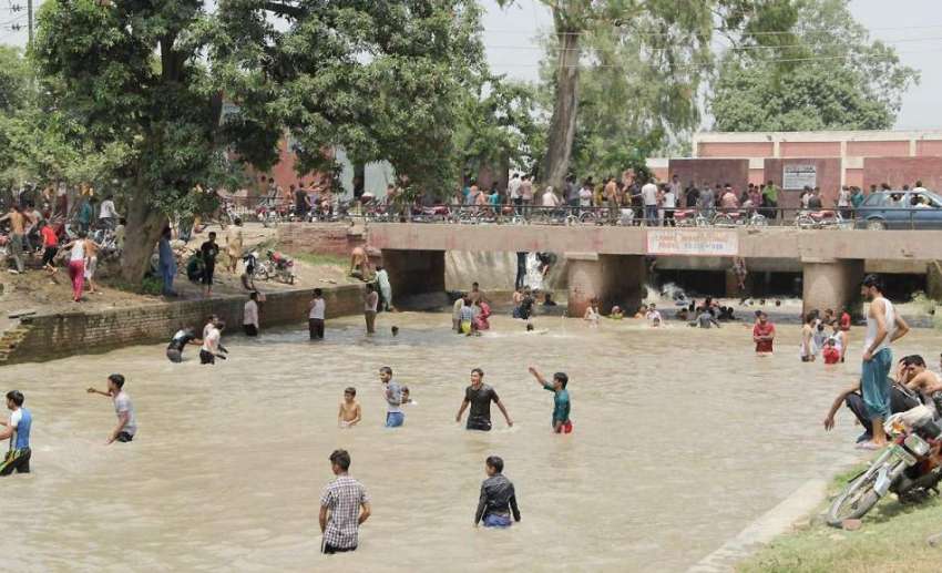 لاہور: شہری گرمی کی شدت کم کرنے کے لیے نہرمیں نہار ہے ہیں۔