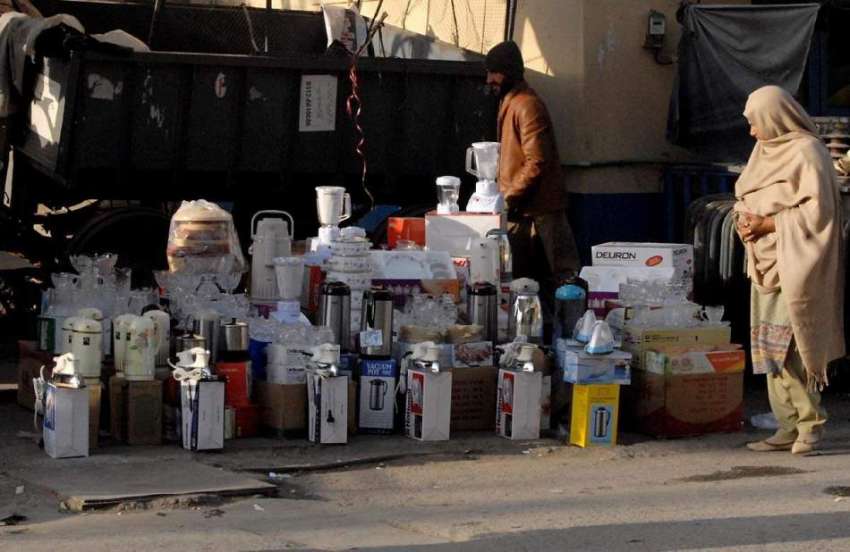 راولپنڈی: ایک خاتون ہفتہ وار جمعہ بازار میں لگے سٹال سے اشیاء ..
