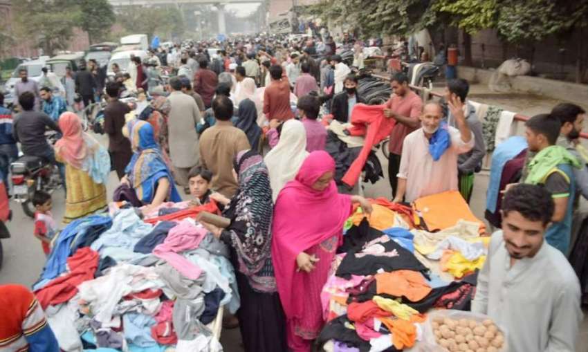 لاہور: موسم سرما کی آمد پر شہریوں کی بڑی تعداد لنڈا بازار ..
