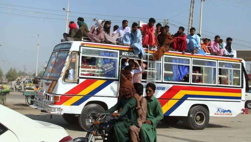 حیدر آباد: ٹریفک پولیس کی نااہلی شہری بس کی چھت پر سوار ہو ..