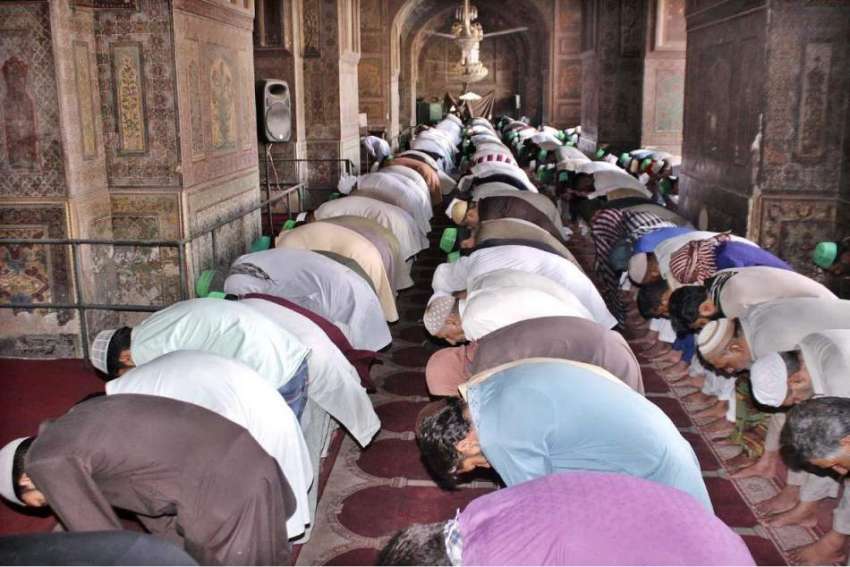لاہور: روزہ دار تاریخی مسجد وزیر خان میں ماہ رمضان کے تیسرے ..
