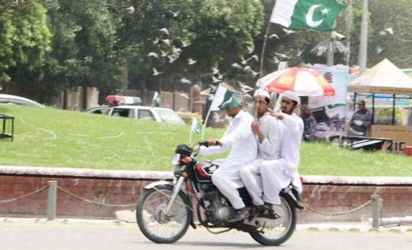 لاہور: یوم آزادی کے موقع پر موٹر سائیکل سوار نوجوان قومی ..