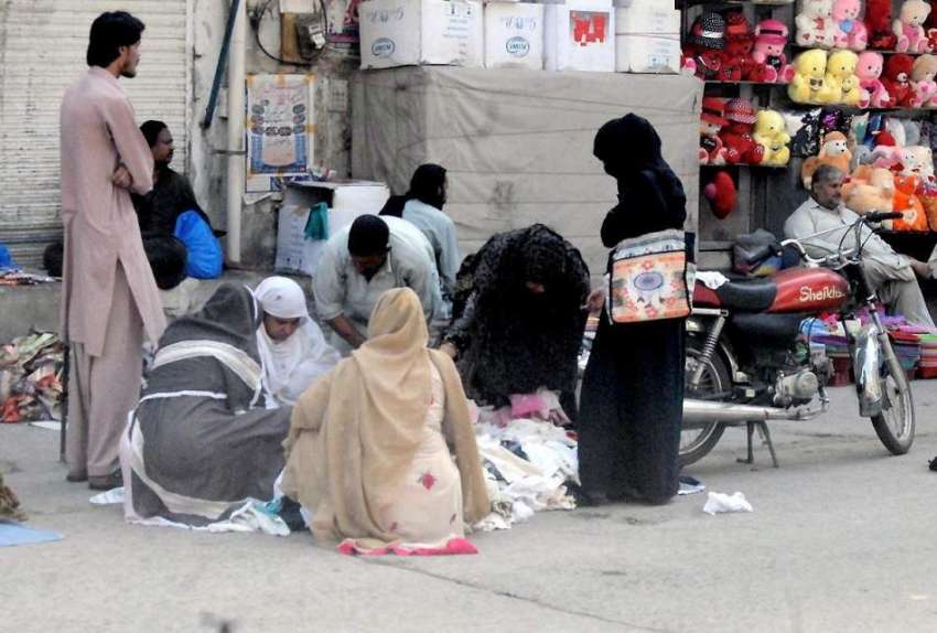 راولپنڈی: خواتین جمعہ بازار سے خریداری کر رہی ہیں۔
