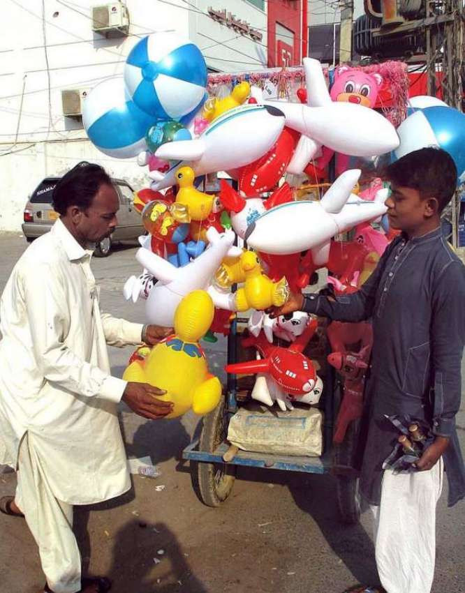 بہاولپور: معذور محنت کش پھیری لگا بیلون فروخت کررہا ہے۔