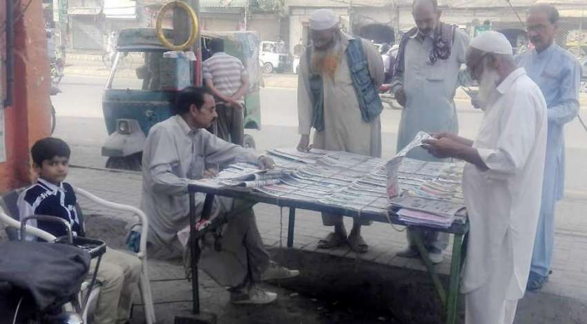 لاہور: شہری گڑھی شاہوں چوک میں قائم ایک سٹال پرسابق وزیر ..