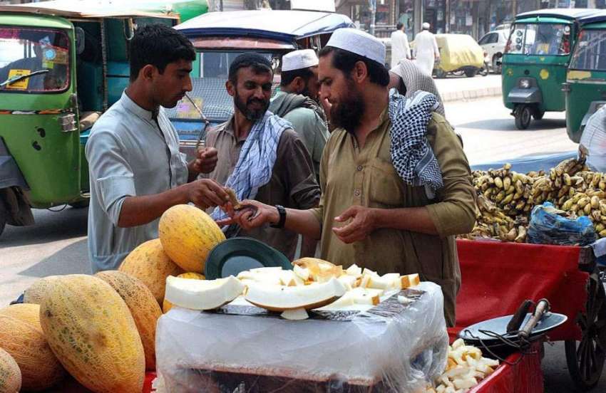 پشاور: ریڑھی بان گرما فروخت کر رہا ہے۔