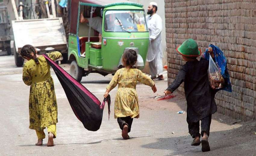 پشاور: خانہ بدوش بچے کار آمد اشیاء جمع کرنے کے بعد واپس جا ..