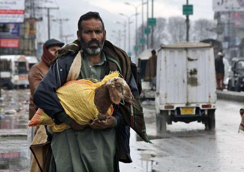 ایبٹ آباد: ایک کسان سواری کے انتظار میں کھڑا ہے۔