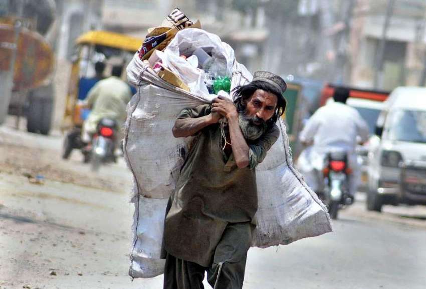راولپنڈی: خانہ بدوش شخص کار آمد اشیاء اکٹھی کرنے کے بعد اپنی ..