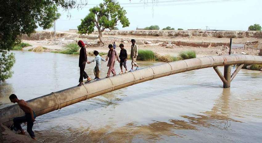 حیدر آباد: شہری پانی کے پائپ کے ذریعے نہر کراس کر رہے ہیں ..