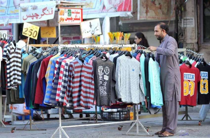 راولپنڈی: گاہکوں کو متوجہ کرنے کے لیے دکاندار کمرشل مارکیٹ ..
