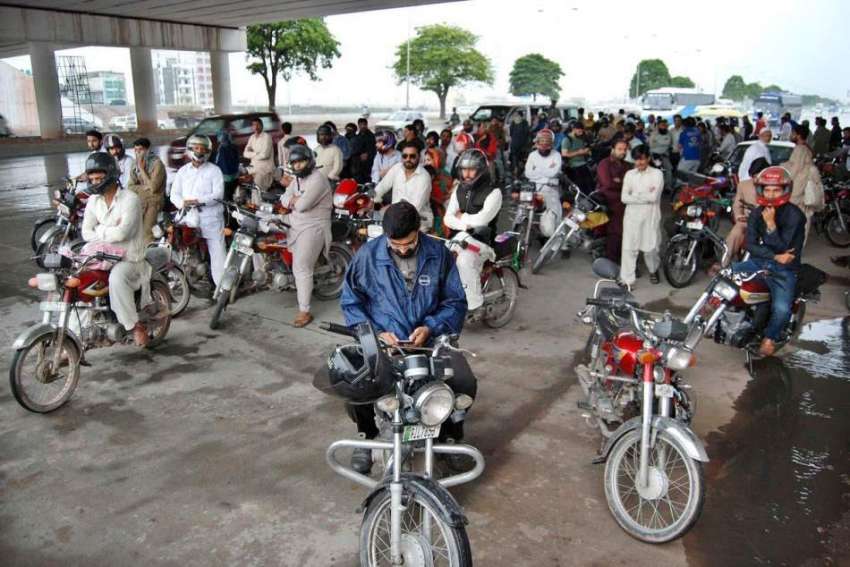 اسلام آباد: موٹر سائیکل سواروں کی بڑی تعداد بارش سے بچنے ..