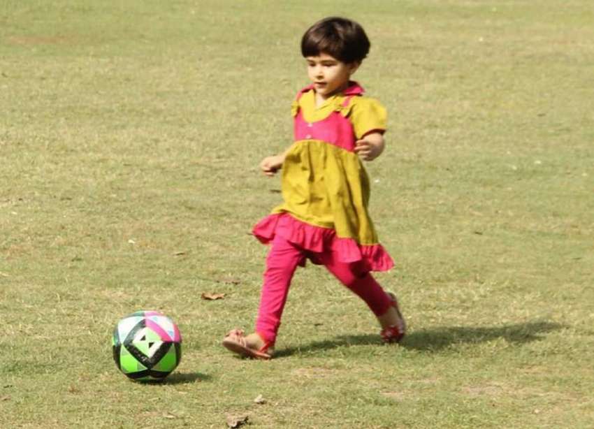 لاہور: جیلانی پار میں ایک بچی فٹ بال سے کھیل رہی ہے۔