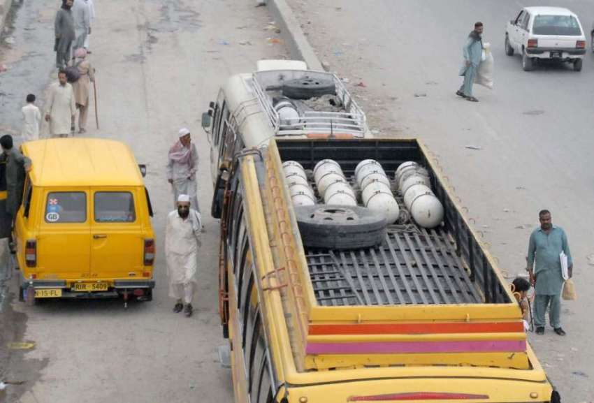 راولپنڈی: مسافر بس کی چھت پر لگے سی این جی سلنڈر عید کے دوران ..
