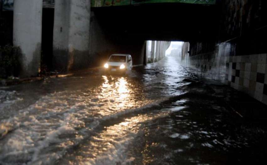 راولپنڈی: بدھ کی صبح ہونے والی بارش کے دوران کمیٹی چوک انڈر ..