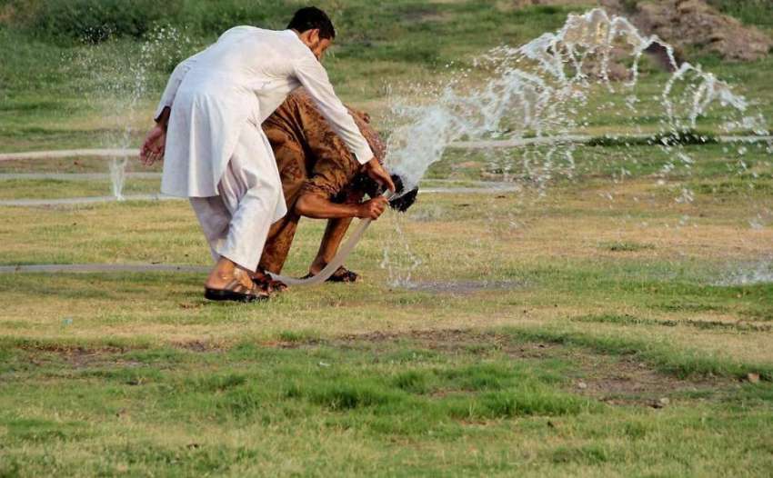 لاہور: گریٹر اقبال پارک میں شہری گرمی کی شدت کم کرنے کے لیے ..
