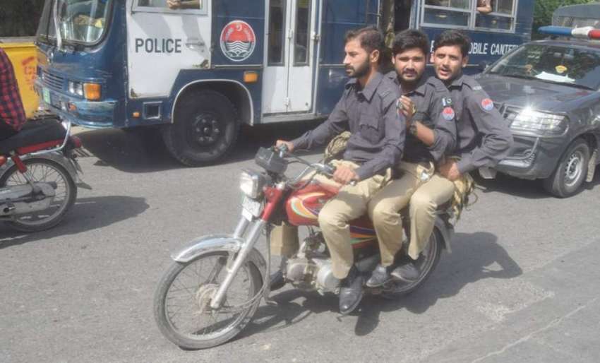 لاہور: موٹر سائیکل سوار پولیس رضا کار قانون کی دھجیاں بکھیرتے ..