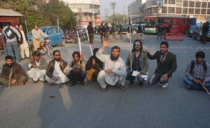 لاہور: نابینا افراد اپنے مطالبات کے حق میں پریس کلب کے سامنے ..