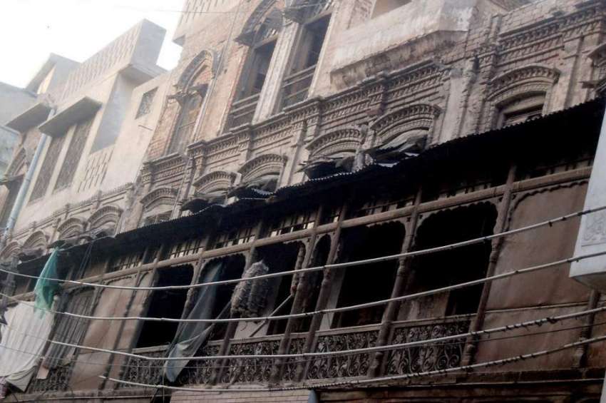 لاہور: نسبت روڈ پر خستہ حالی کی شکار عمارت انتظامیہ کی توجہ ..