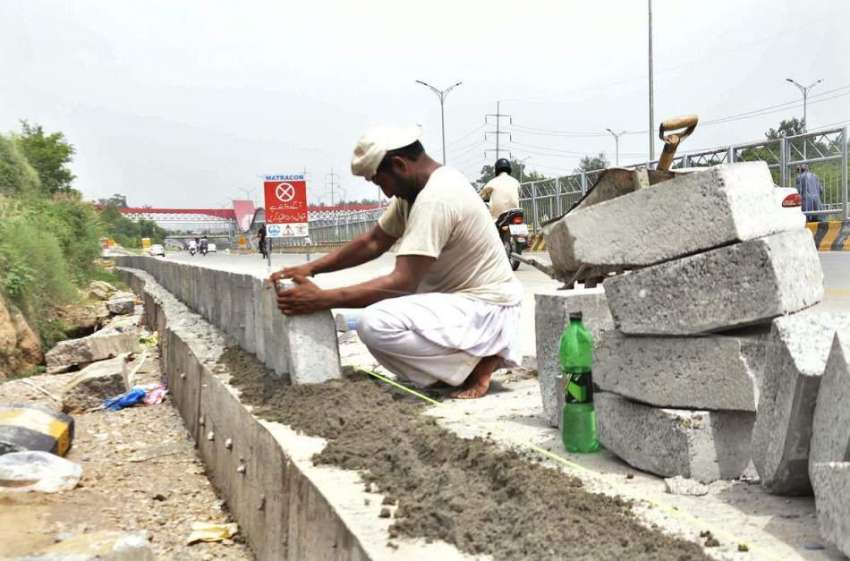 اسلام آباد: وفاقی دارالحکومت میں مزدور تعمیراتی کام میں ..