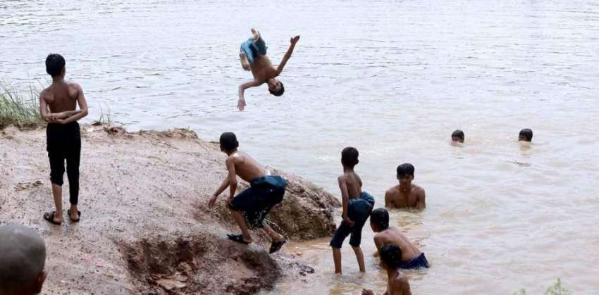 راولپنڈی: گرمی کی شدت کم کرنے کے لیے بچے تالاب میں نہا رہے ..