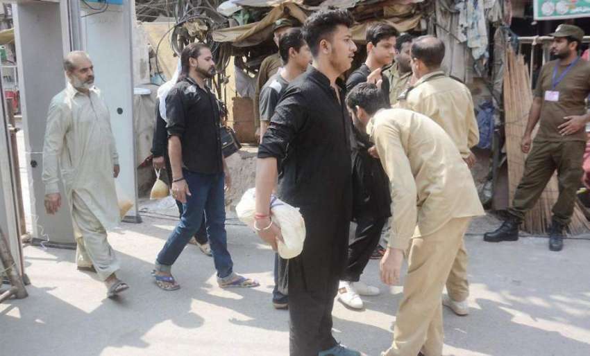 لاہور: عاشورہ محرم کے موقع پر سیکیورٹی پر تعینات رضاکار ..